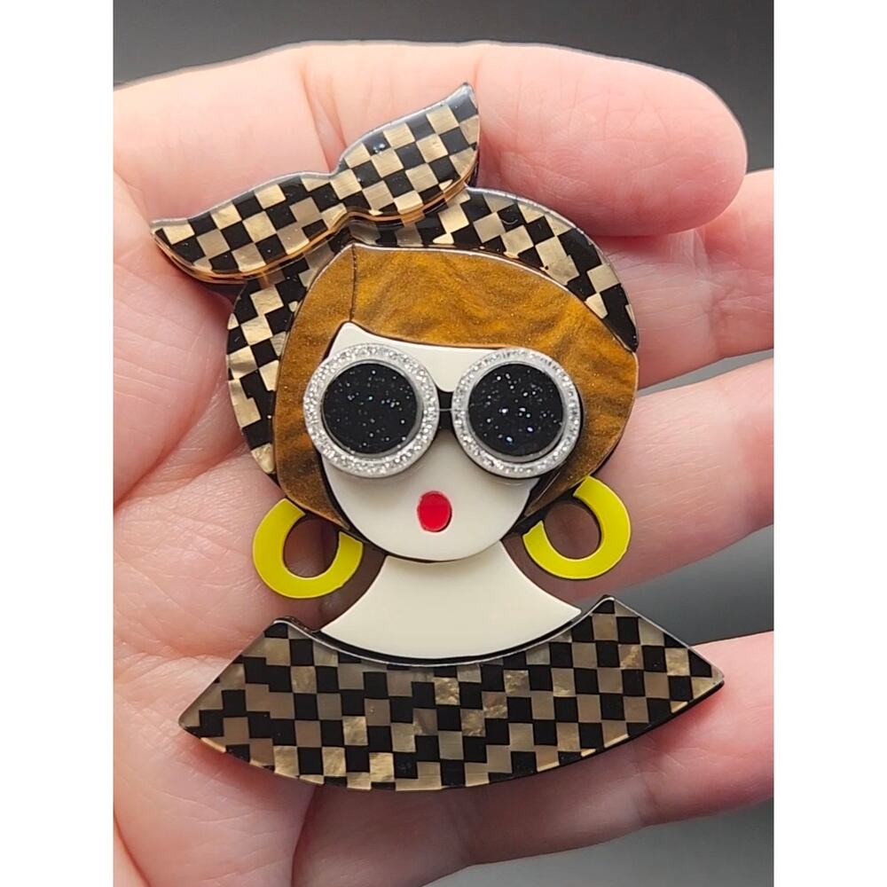 Lady Woman Brooch Jet Setter 60's Style Layered Acrylic Fun Fashion Brown Hair